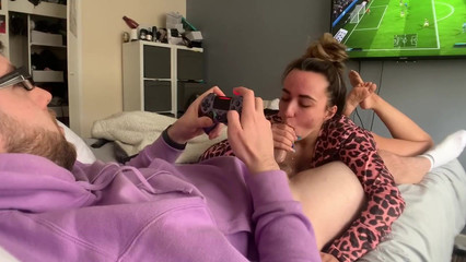 Телка сосет мне член, пока я пытаюсь поиграть в FIFA