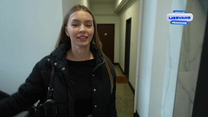 Молодая студентка сосет и трахается, чтобы получить скидку на жилье